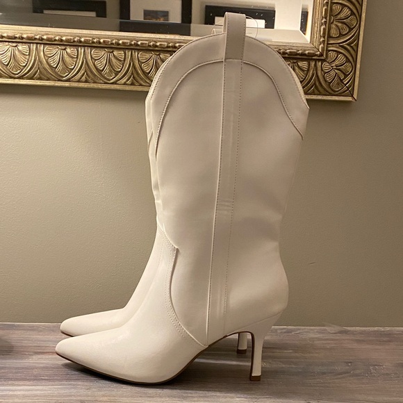 Pointed Toe White Kitten Heeled Boots - Picture 2 of 9